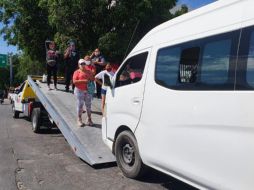 Ante el operativo, el día de hoy en Zapopan usuarios del servicio se subieron a una grúa para evitar que se la llevaran. EL INFORMADOR/ARCHIVO