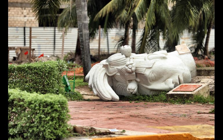Una escultura que se cayó en la zona hotelera de Cancún. Xinhua/M. Colldado