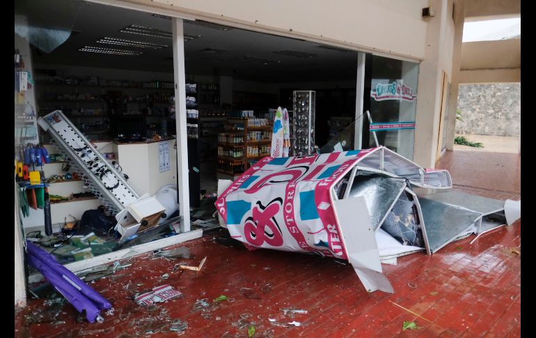 El impacto de los fuertes vientos en una tienda en Cancún. AP/V. Ruiz