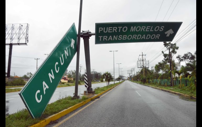 Una señal tumbada por los vientos en  Puerto Morelos. AFP/E. Ruiz