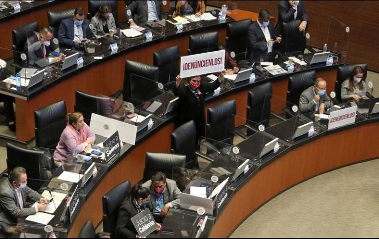 Diputados exhibieron cartulinas y mantas a lo largo de la sesión. SUN/C. Mejía