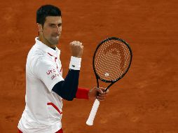 Djokovic, en busca de su segundo título sobre la arcilla parisina, que sería su 18º 'grande', se medirá el viernes por un puesto en la final con el griego Stefanos Tsitsipas. EFE / I. Langsdon