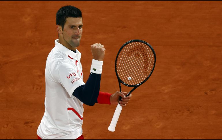 Djokovic, en busca de su segundo título sobre la arcilla parisina, que sería su 18º 'grande', se medirá el viernes por un puesto en la final con el griego Stefanos Tsitsipas. EFE / I. Langsdon