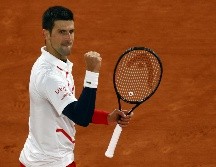 Djokovic, en busca de su segundo título sobre la arcilla parisina, que sería su 18º 'grande', se medirá el viernes por un puesto en la final con el griego Stefanos Tsitsipas. EFE / I. Langsdon