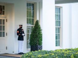 Un infante de marina con una mascarilla protectora vigila el Ala Oeste de la Casa Blanca, donde se encuentra el Despacho Oval. EFE/S. Silbiger