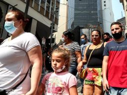 Decenas de personas caminan por una vía comercial en el centro de Sao Paulo. EFE/S. Moreira