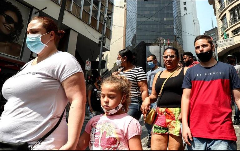 Decenas de personas caminan por una vía comercial en el centro de Sao Paulo. EFE/S. Moreira