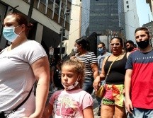 Decenas de personas caminan por una vía comercial en el centro de Sao Paulo. EFE/S. Moreira