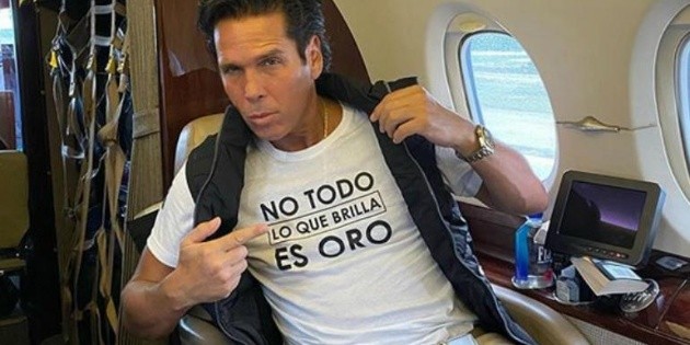 Roberto Palazuelos escapa del hurac&aacute;n "Delta" en avi&oacute;n privado