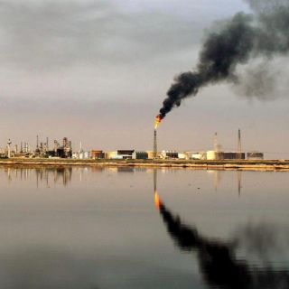 Petróleo: precios del barril bajan tras aumento de reservas en EU