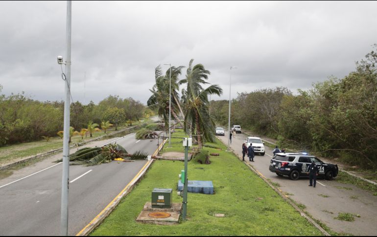 Delta, que llegó a ser categoría 4, tocó tierra como huracán 2 la mañana del miércoles en Puerto Morelos, vecina de Cancún, y regresó por la tarde al mar debilitado a 1. XINHUA/R. Flores