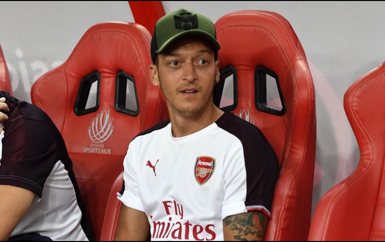 Özil ha sido noticia en los últimos días por haberse ofrecido a pagar el salario de la persona que actúa como mascota del equipo, que había sido despedida para recortar gastos. AFP / ARCHIVO