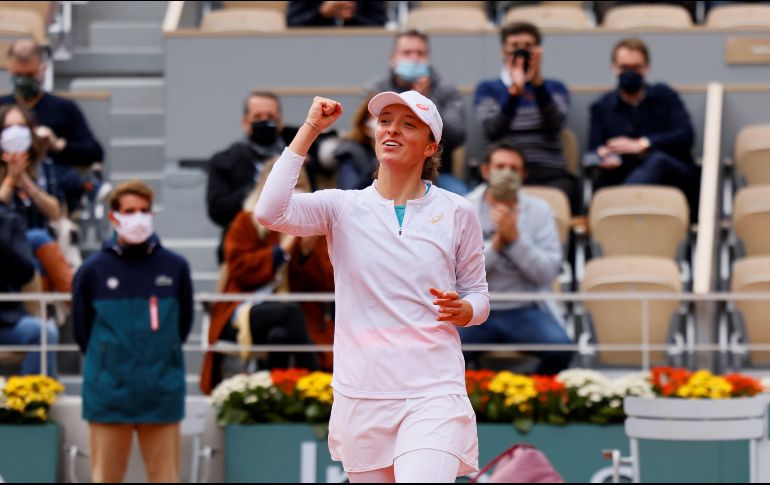 Swiatek, de 19 años, se convirtió en la séptima mujer no preclasificada que alcanza la final en Roland Garros. AFP / T. Samson