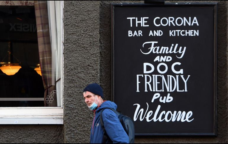 En Escocia, autoridades ordenaron que los establecimientos hosteleros, menos cafeterías que no vendan alcohol, cerrarán durante dos semanas. AFP / A. Buchanan