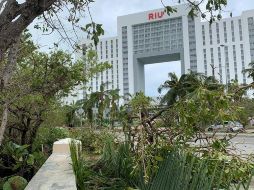 La zona hotelera de Cancún logró resistir al huracán, y varias personas acudieron ahí para obtener señal de Internet o telefonía. EFE/L. Cruz