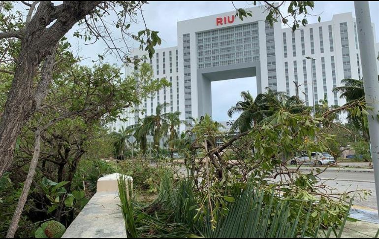 La zona hotelera de Cancún logró resistir al huracán, y varias personas acudieron ahí para obtener señal de Internet o telefonía. EFE/L. Cruz