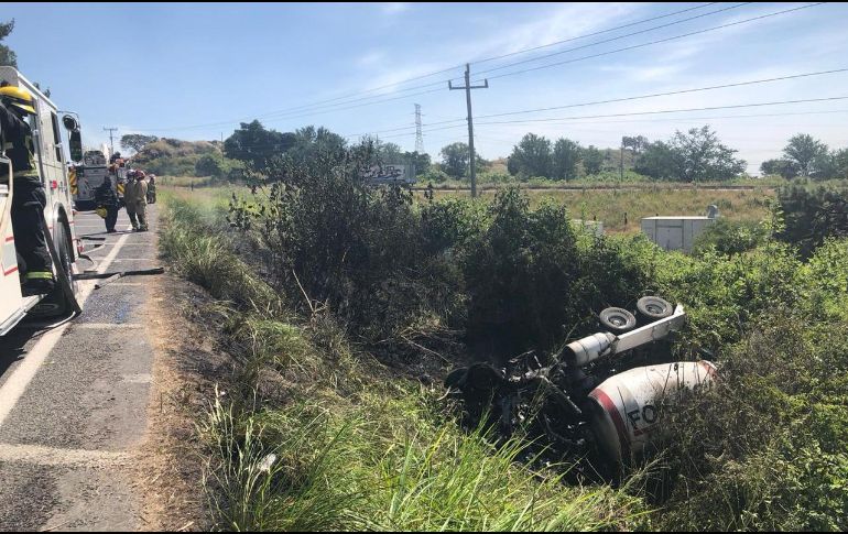 Protección Civil y Bomberos de Zapopan atendieron el incidente vial. ESPECIAL