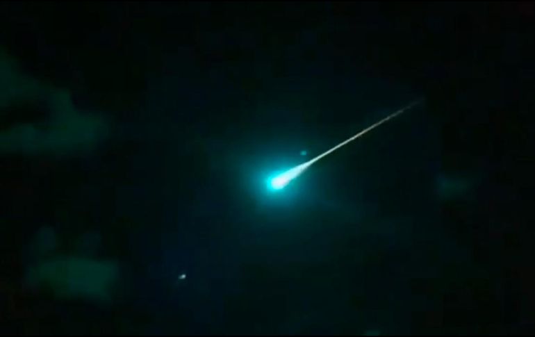 Usuarios de redes sociales publicaron imágenes de la estela de luz que recorrió el cielo a gran velocidad. ESPECIAL