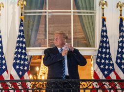 Trump insiste en que mejoró rápidamente gracias al coctel experimental de la farmacéutica Regeneron. EFE/K. Cedeno
