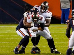Tom Brady (#12) protege el balón ante la buena marca de la defensiva de Tampa Bay. AP/N. Huh