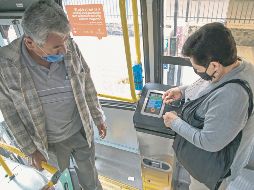 Además de regresar el cambio, las máquinas de prepago instaladas en los camiones de la ruta 616 permiten a los usuarios elegir el número de pasajes que pagarán. EL INFORMADOR/F. Atilano