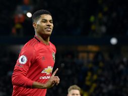 El futbolista del Manchester United Marcus Rashford, fue distinguido este viernes por la reina Isabel II por su acción contra la pobreza infantil durante la pandemia de COVID-19. AP / ARCHIVO