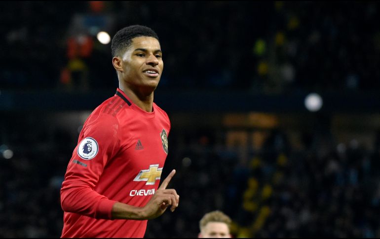 El futbolista del Manchester United Marcus Rashford, fue distinguido este viernes por la reina Isabel II por su acción contra la pobreza infantil durante la pandemia de COVID-19. AP / ARCHIVO