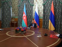 El ministro de Azerbaiyán, Jeyhun Bayramov; el ministro ruso, Sergei Lavrov, y el ministro armenio, Zohrab Mnatsakanyan, conversan sobre la situación de Nagorno-Karabaj en Moscú. EFE/CORTESÍA