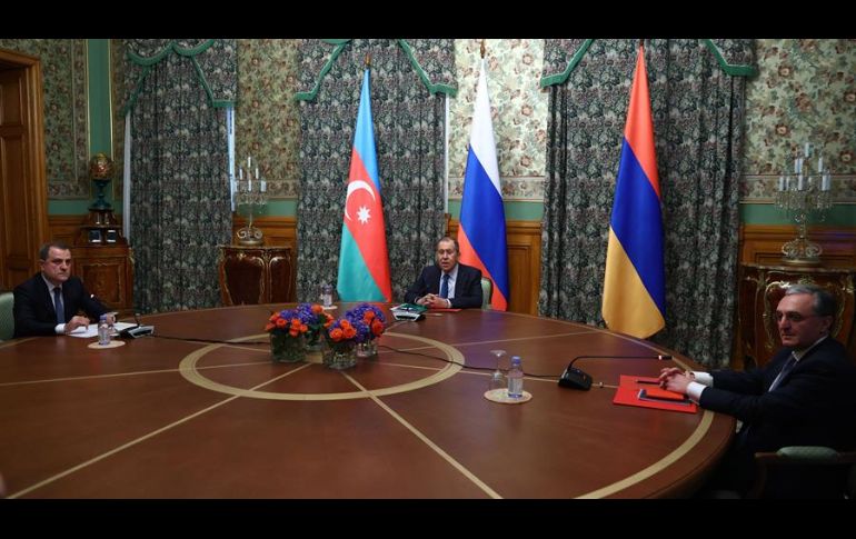 El ministro de Azerbaiyán, Jeyhun Bayramov; el ministro ruso, Sergei Lavrov, y el ministro armenio, Zohrab Mnatsakanyan, conversan sobre la situación de Nagorno-Karabaj en Moscú. EFE/CORTESÍA