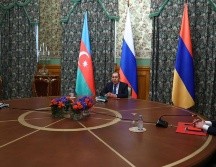 El ministro de Azerbaiyán, Jeyhun Bayramov; el ministro ruso, Sergei Lavrov, y el ministro armenio, Zohrab Mnatsakanyan, conversan sobre la situación de Nagorno-Karabaj en Moscú. EFE/CORTESÍA