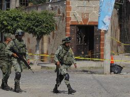 En el sitio se encontraron decenas de casquillos, tres armas cortas y una larga, tres granadas sin detonar y dinero en efectivo. EFE/F. Guasco