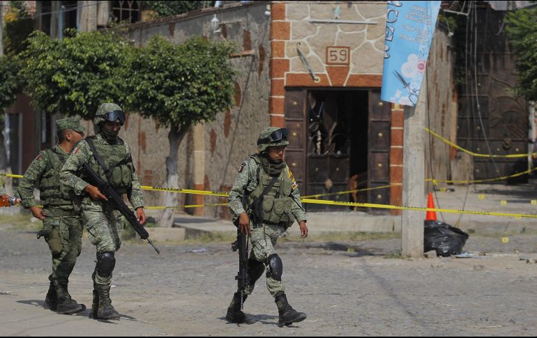 En el sitio se encontraron decenas de casquillos, tres armas cortas y una larga, tres granadas sin detonar y dinero en efectivo. EFE/F. Guasco