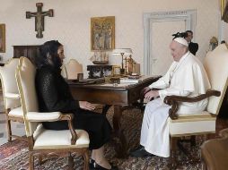 La también historiadora, que portó un velo color negro para el encuentro, destacó las palabras del Papa Francisco de mirar hacia los jóvenes y sus abuelos. TWITTER / @lopezobrador_