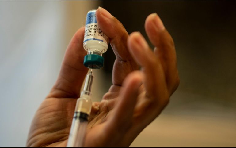 El 25 de septiembre, el Gobierno firmó el contrato con el cual se garantiza la adquisición de las dosis suficientes para inmunizar hasta al 20% de la población mexicana. AFP / ARCHIVO
