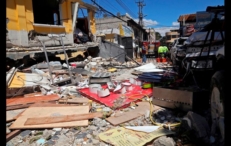 Agentes de tránsito cerraron varias calles mientras duró el trabajo de las autoridades. AFP/C. Vega