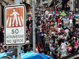 Una multitud de peatones deambula por calles de Sao Paulo, Brasil. EPA/SEBASTIAO MOREIRA. EFE/S. Moreira