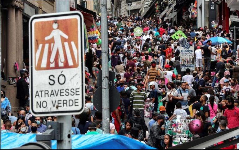 Una multitud de peatones deambula por calles de Sao Paulo, Brasil. EPA/SEBASTIAO MOREIRA. EFE/S. Moreira