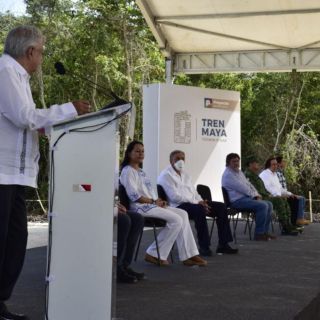 Destaca AMLO participación de Slim en construcción del Tren Maya