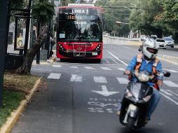 El carril de uso exclusivo para bicicletas, calandrias y unidades del trolebús es de baja velocidad y no es respetado por los automotores. EL INFORMADOR/G. Gallo