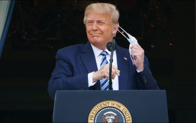 Trump apareció ayer en la Casa Blanca para su primer acto público frente a sus seguidores desde el anuncio de su contagio. AFP/ARCHIVO