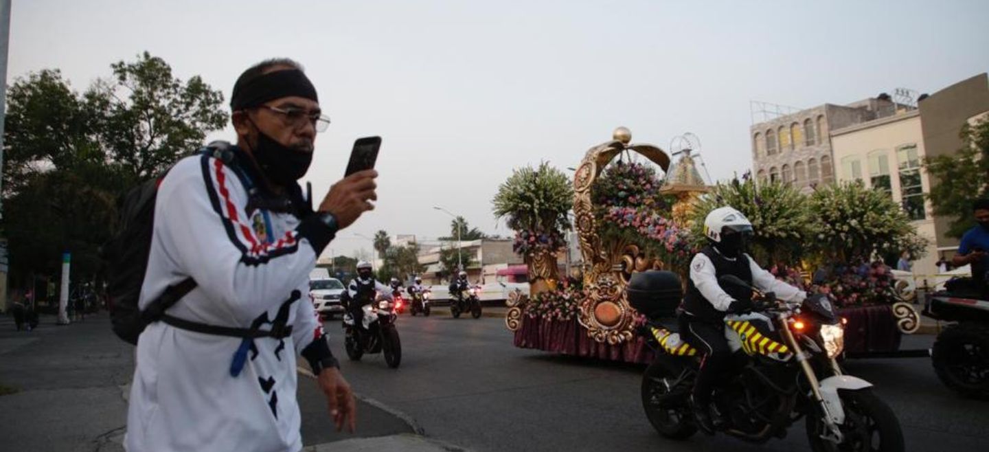 La imagen de la Virgen de Zapopan recorre las avenidas de regreso a su Basílica, en un recorrido rápido y sin sus tradicionales acompañantes. EL INFORMADOR / F. Atilano