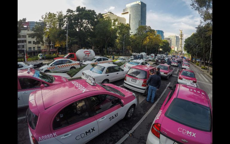 Taxistas realizan bloqueos en CDMX en protesta contra apps de transporte
