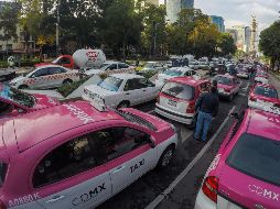 Taxistas protestan contra conductores de las aplicaciones hoy en Ciudad de México. EFE/ J. Pazos