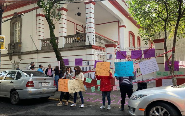 Las mujeres llegaron a la sede de Morena, ubicada en la colonia Roma, y comenzaron a tapizar con cartulinas con leyendas de protesta. SUN / B. Fregoso