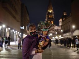 Adriana fue una de las fieles que llegó desde temprano con un niño Jesús vestido como danzante. EL INFORMADOR / F. Atilano