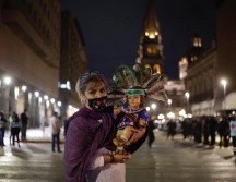 Adriana fue una de las fieles que llegó desde temprano con un niño Jesús vestido como danzante. EL INFORMADOR / F. Atilano