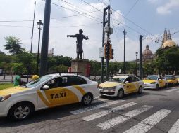 Más de un centenar de taxistas se manifestaron en Palacio de Gobierno y el Congreso de Jalisco para exigir que empresas como Uber, Didi y Cabify paguen impuestos. EL INFORMADOR / J. Velazco