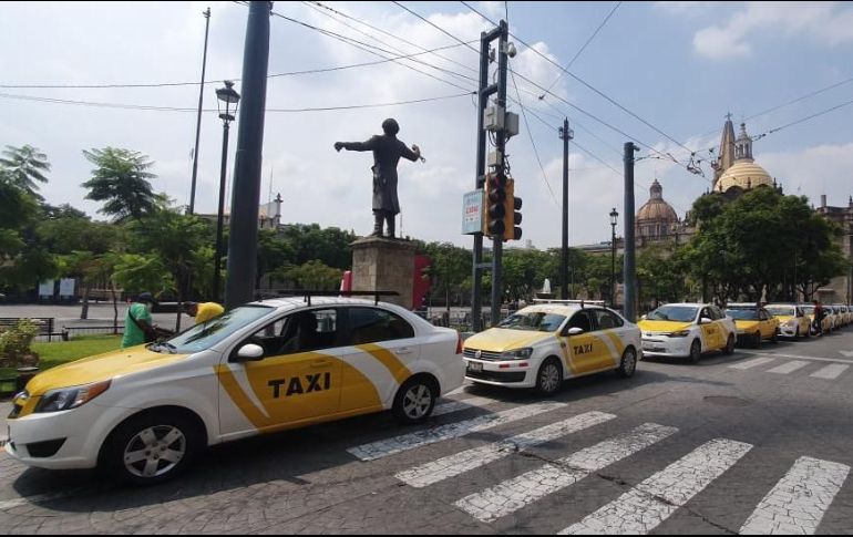 Más de un centenar de taxistas se manifestaron en Palacio de Gobierno y el Congreso de Jalisco para exigir que empresas como Uber, Didi y Cabify paguen impuestos. EL INFORMADOR / J. Velazco