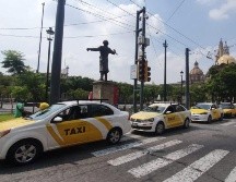 Más de un centenar de taxistas se manifestaron en Palacio de Gobierno y el Congreso de Jalisco para exigir que empresas como Uber, Didi y Cabify paguen impuestos. EL INFORMADOR / J. Velazco