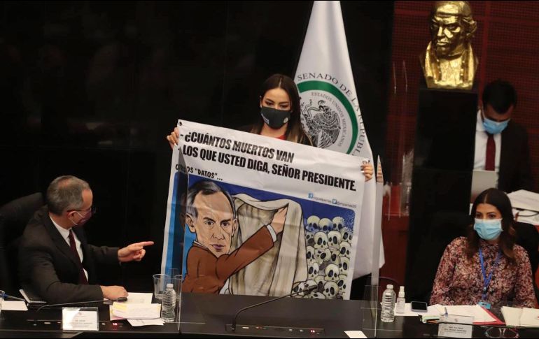 Hugo López-Gatell (i) durante la comparecencia de hoy. Algunos legisladores se manifestaron en contra del manejo de la pandemia por parte del subsecretario. SUN/B. Fregoso
